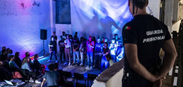 “Sai deste labirinto, encontra uma saída”