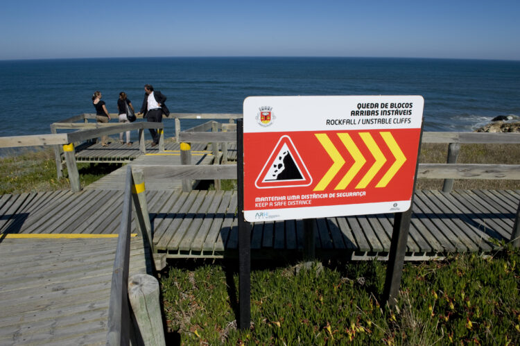 Homem que caiu ao mar em São Pedro de Moel continua desaparecido