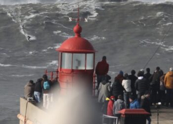 Leiria em Aviso Vermelho devido a agitação marítima