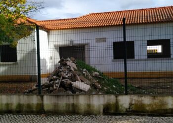 Cantina de escola vai fazer-se em contentor
