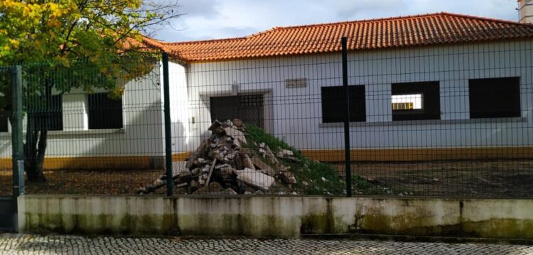 Cantina de escola vai fazer-se em contentor