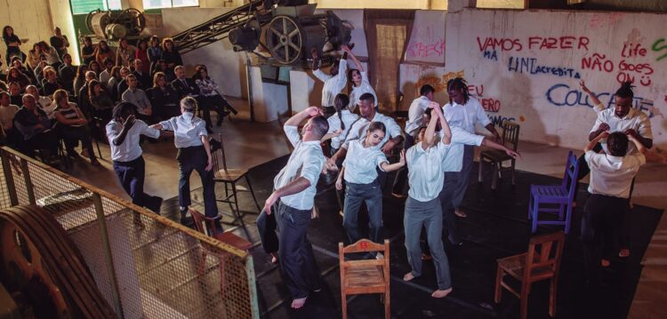 Reclusos de Leiria “escapam” da prisão recorrendo à dança, teatro, hip-hop e vídeo no Teatro José Lúcio da Silva