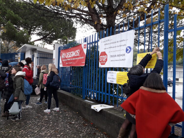 Escola D. Dinis fechada por greve do pessoal não docente