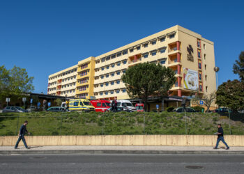 Hospital alega que doente a quem foi negado exame se recusou “sistematicamente” pagar dívida