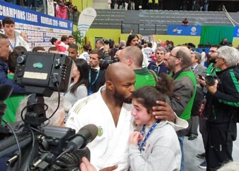 Menina do Girassol recebe de Jorge Fonseca medalha de campeão europeu