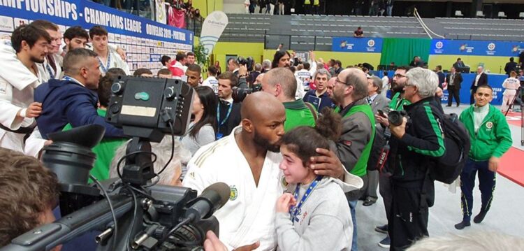 Menina do Girassol recebe de Jorge Fonseca medalha de campeão europeu