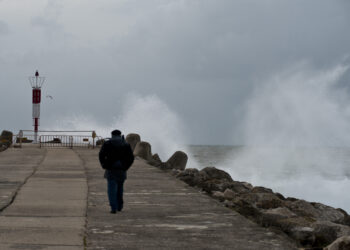 Quatro pessoas colhidas por onda após desrespeitarem sinalização na Nazaré