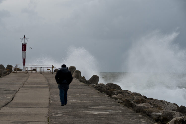 Quatro pessoas colhidas por onda após desrespeitarem sinalização na Nazaré