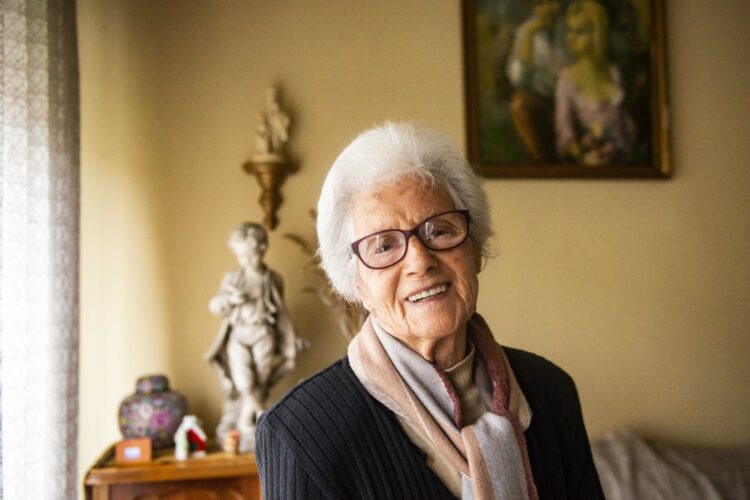 Trocar o sofá pelo voluntariado e ajudar os outros… aos 94 anos