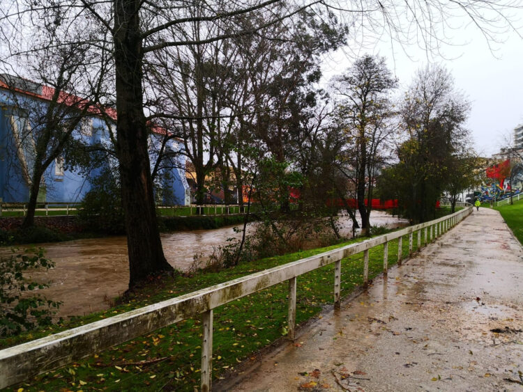 Câmara de Leiria alerta para risco de transbordo do rio