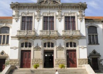 PS e PSD aprovam moção contra prospecção e exploração de gás na Bajouca