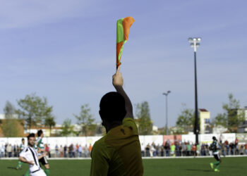 Agarrou árbitro pelos colarinhos e fica proibido de ir a recintos desportivos