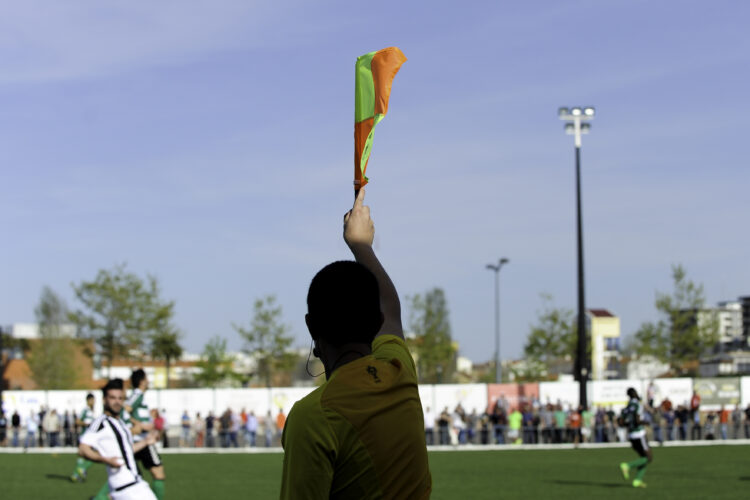 Agarrou árbitro pelos colarinhos e fica proibido de ir a recintos desportivos