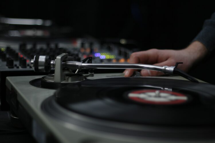 Música a Girar: 14 espaços em Leiria, 25 amantes de vinil, 100% vinil, tarde e noite