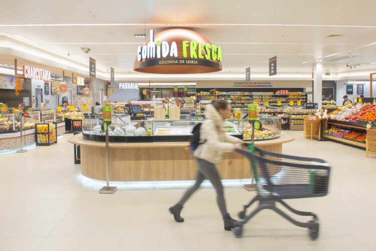 Grande distribuição tem mais de uma centena de lojas na região