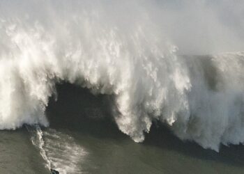 Nazaré: as ondas vão estar enormes hoje à tarde e amanhã de manhã