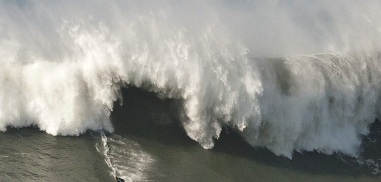 Nazaré: as ondas vão estar enormes hoje à tarde e amanhã de manhã