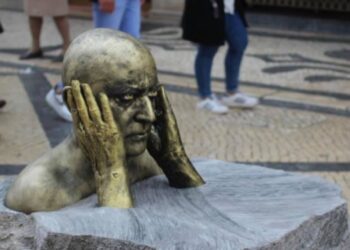 Homem-estátua leva figuras literárias às ruas de Alcobaça