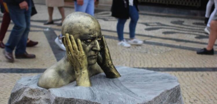 Homem-estátua leva figuras literárias às ruas de Alcobaça