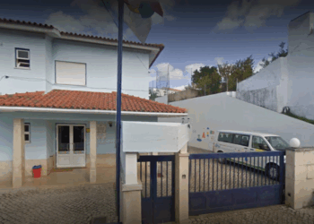 Caso de menina esquecida oito horas em autocarro participado ao Ministério Público