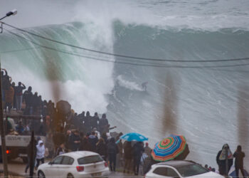 Os mais corajosos surfistas surfam as maiores ondas, esta terça-feira, na Nazaré