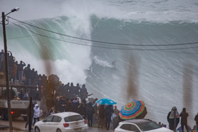 Os mais corajosos surfistas surfam as maiores ondas, esta terça-feira, na Nazaré