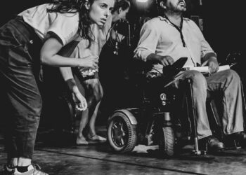 Gambuzinos com 1 Pé de Fora mandam todos Ao Teatro