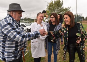 Crianças e idosos plantam 600 árvores na Mata dos Marrazes