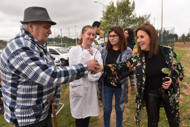 Crianças e idosos plantam 600 árvores na Mata dos Marrazes