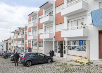 Tutela trava mudança de tribunal da Nazaré escondido num rés-do-chão