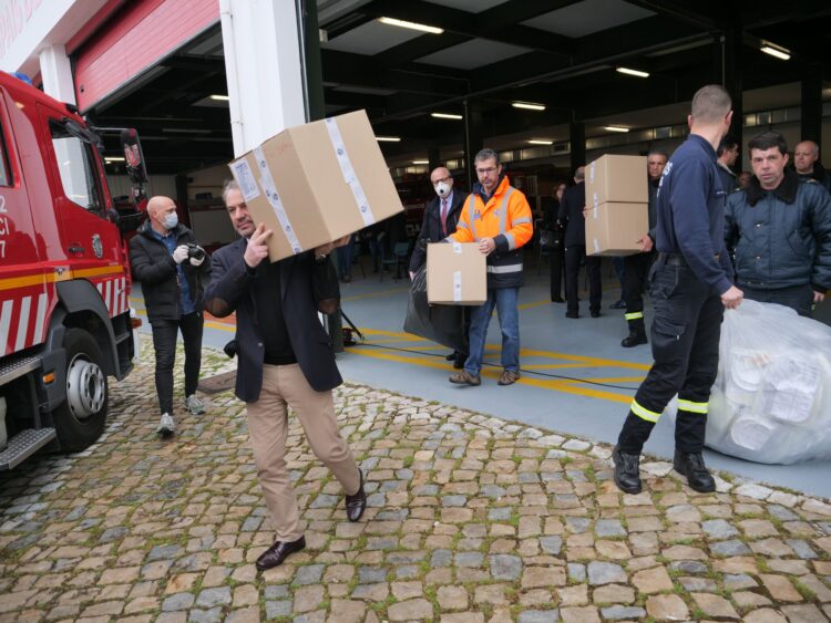 Covid-19: Politécnico de Leiria e empresas oferecem mais de 3.300 viseiras de protecção aos municípios da CIMRL