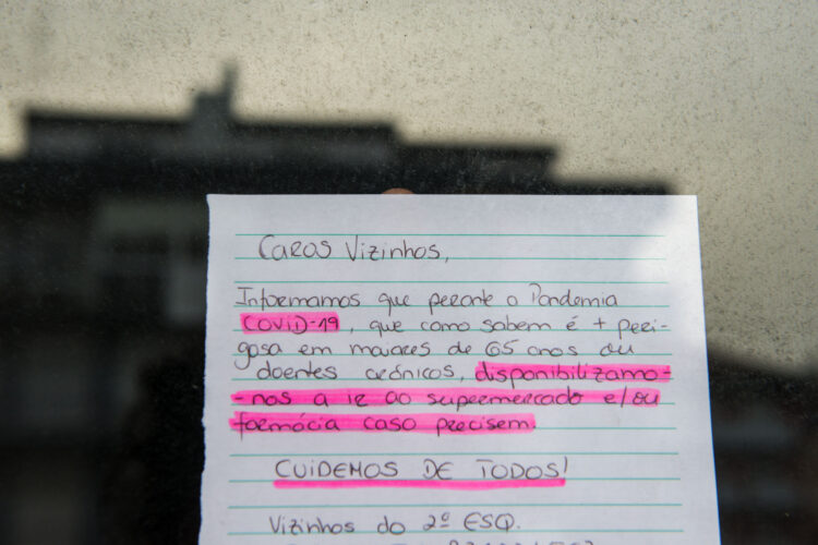É idoso? Não saia de casa! Eles vão por si