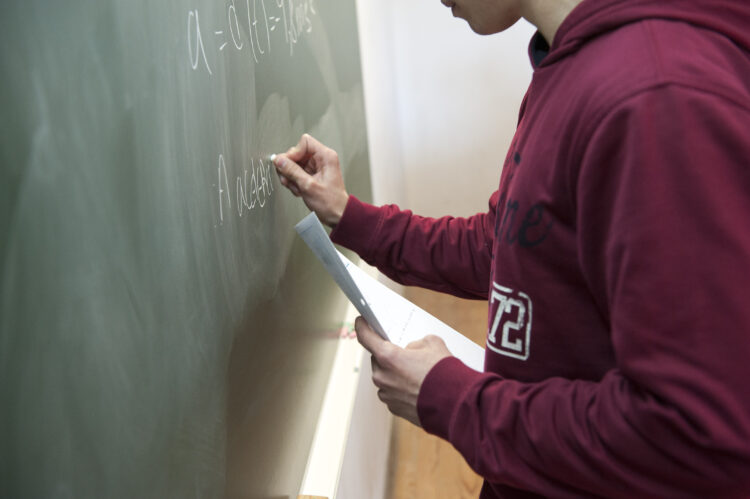 Covid-19: Ministério permite inscrição remota nos exames nacionais e alarga prazos