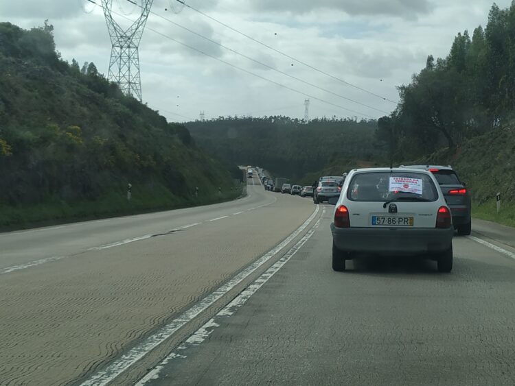 Protesto no IC2 gera 16 quilómetros de carros em marcha lenta