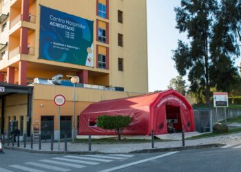 Covid-19: Hospital de Leiria cria zonas diferenciadas nas urgências e passa a fazer testes