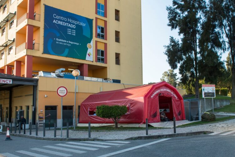 Covid-19: Hospital de Leiria cria zonas diferenciadas nas urgências e passa a fazer testes