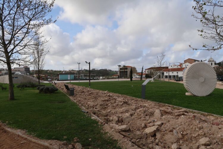 Inertes ganham nova vida no arranjo de pavimentos do parque de Porto de Mós
