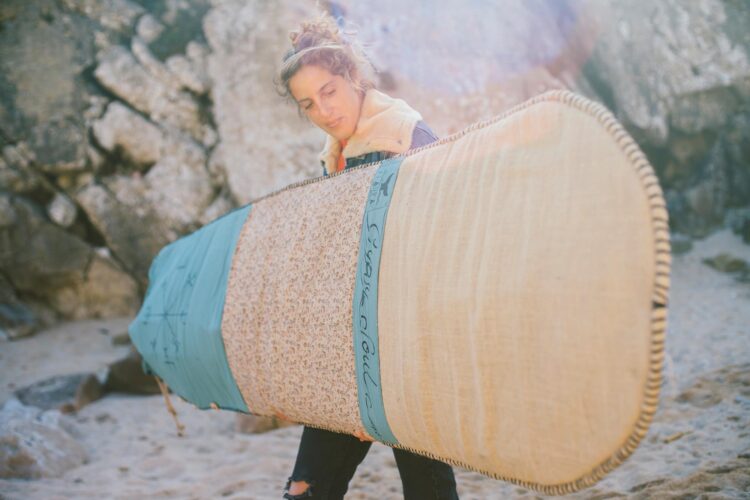 Fatos antigos de surf são agora pantufas e capas de pranchas