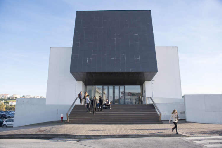 Escola de Saúde de Leiria suspende estágios clínicos de todos os cursos