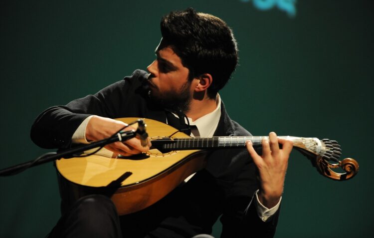 Oficina de guitarra portuguesa no Teatro Stephens