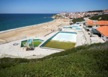 “Fique em casa! Por si e pelos outros!” mas, na Marinha Grande, há famílias a fazer passeios à praia