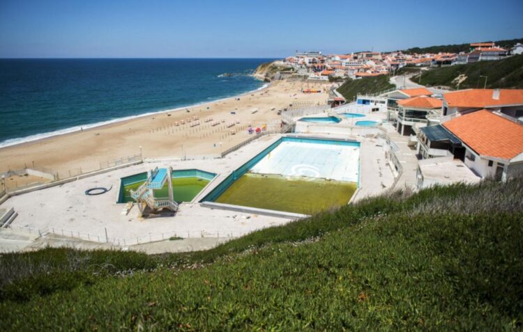 “Fique em casa! Por si e pelos outros!” mas, na Marinha Grande, há famílias a fazer passeios à praia