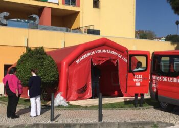 Covid-19: Hospital de Leiria monta tenda para dar resposta à procura