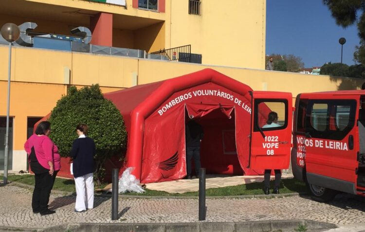 Covid-19: Hospital de Leiria monta tenda para dar resposta à procura