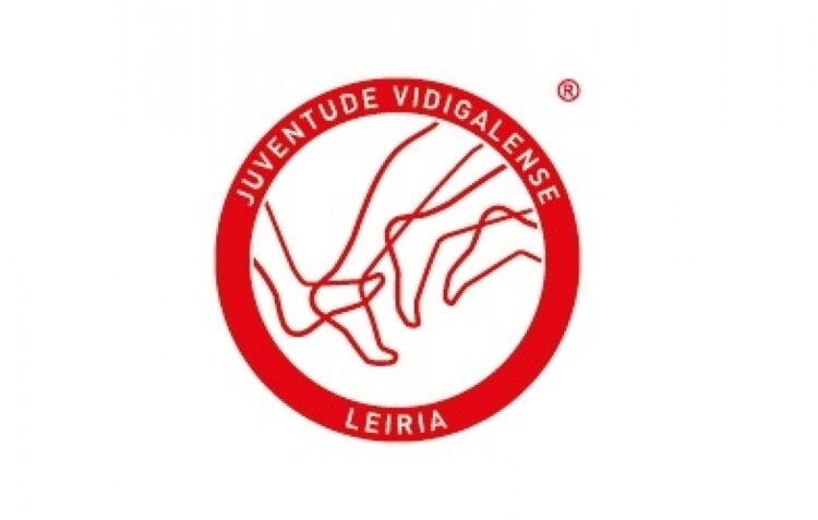 Pai constrói círculo no quintal de casa para o filho poder continuar a lançar