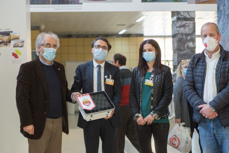 Associação de Futebol doa monitores aos centros hospitalares de Leiria e do Oeste