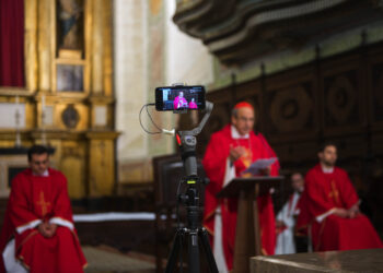 Novas tecnologias mantêm padres ligados aos fiéis