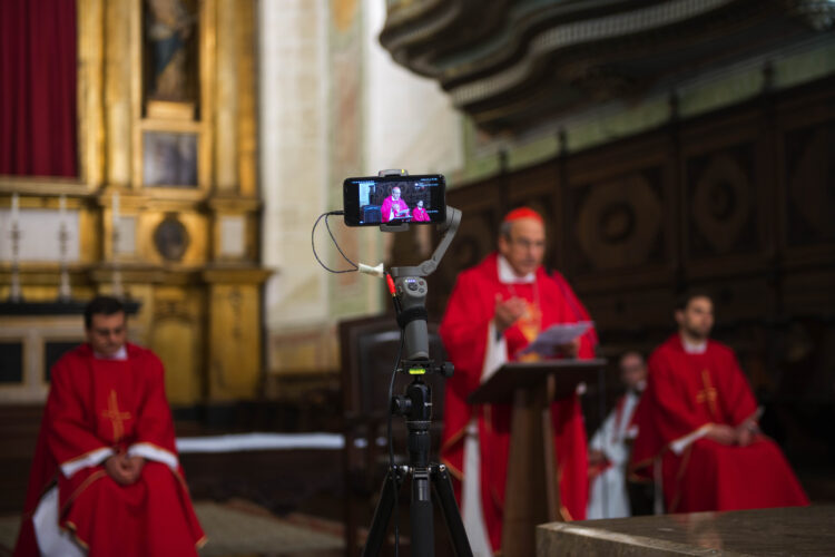 Novas tecnologias mantêm padres ligados aos fiéis