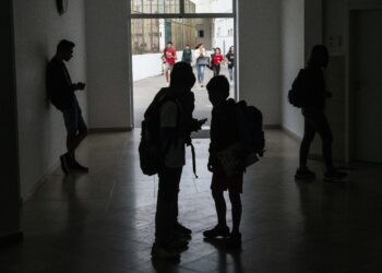 Covid-19: aulas presenciais podem voltar nos 11.º e 12.º anos e exames são adiados