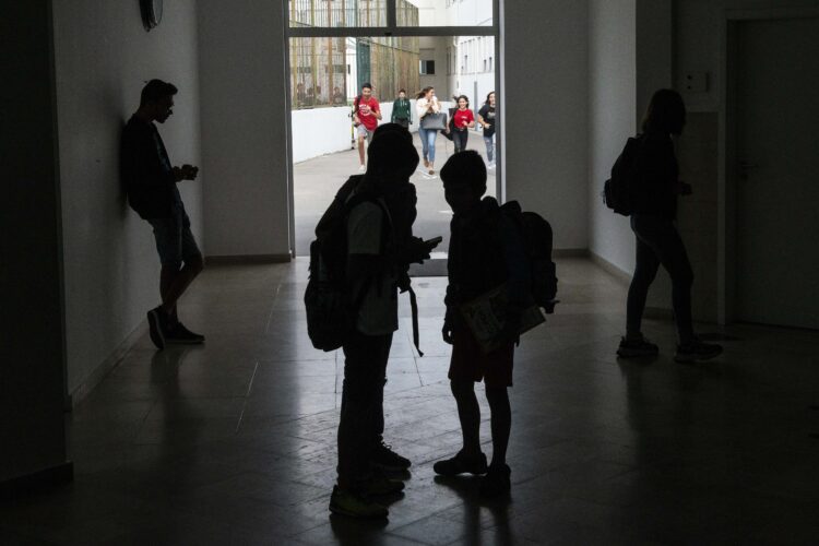 Covid-19: aulas presenciais podem voltar nos 11.º e 12.º anos e exames são adiados